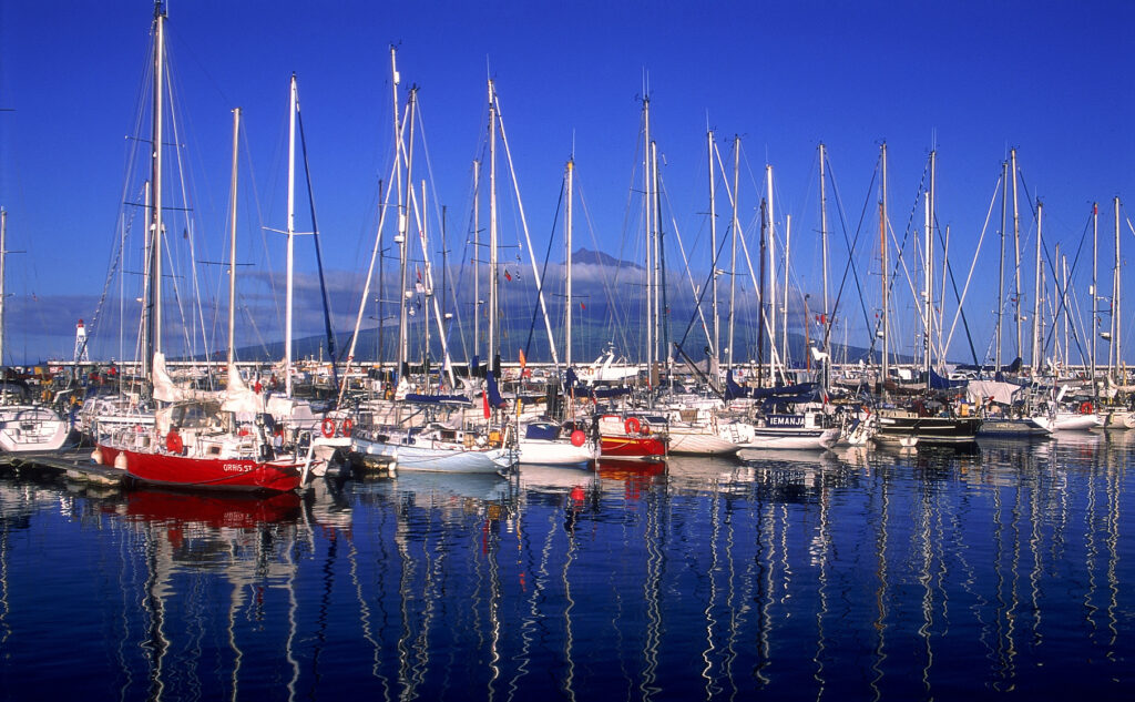 Horta: A Cidade Colorida e a Marina Mundialmente Famosa